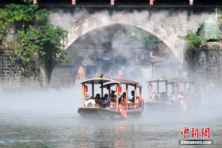 湖南省の鳳凰古城で人工的な川霧発生システム導入