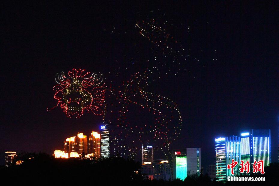ドローン1500機が夜空を明るく照らし第44回世界遺産委員会を歓迎　福建省福州