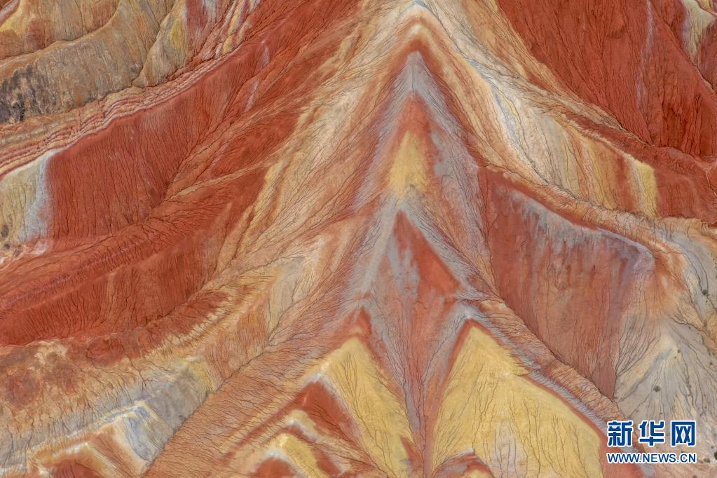 鮮やかな色彩の絵画のような張掖世界地質公園　甘粛省張掖