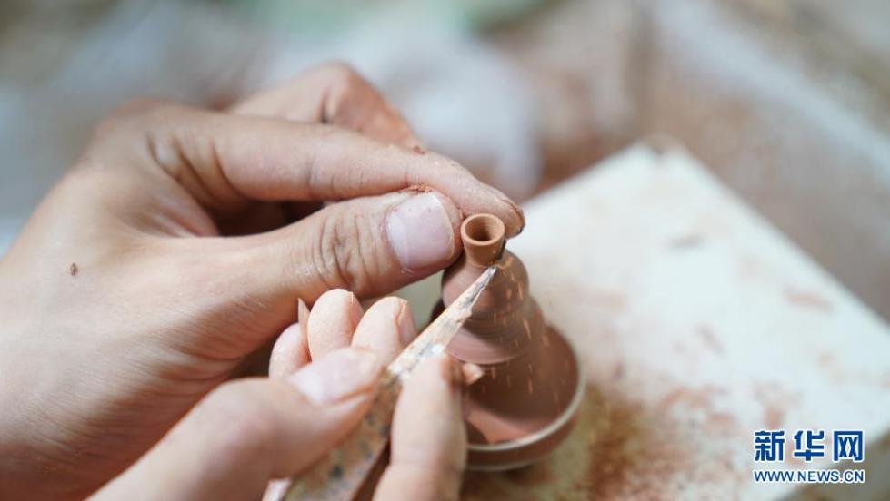 親指サイズの磁器を作る景徳鎮の若き陶芸家