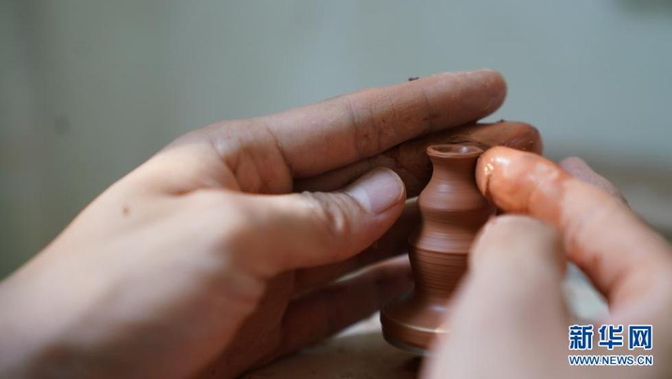 親指サイズの磁器を作る景徳鎮の若き陶芸家