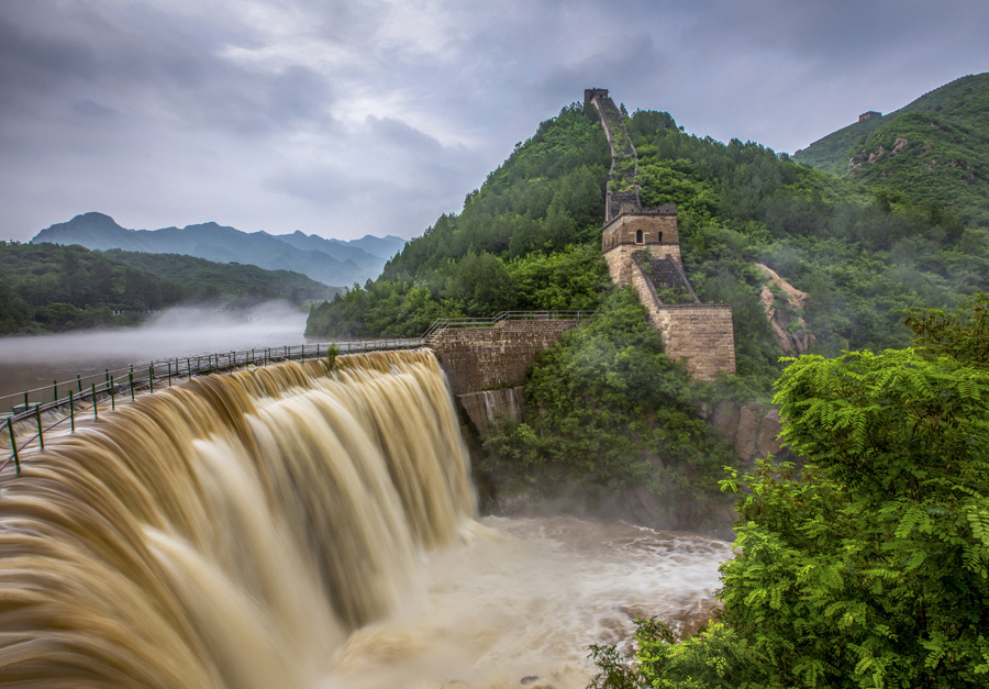 7月18日、雨の後の北京市懐柔区の黄花長城ダムに現れた滝のような景観（写真著作権はCFP視覚中国が所有のため転載禁止）。