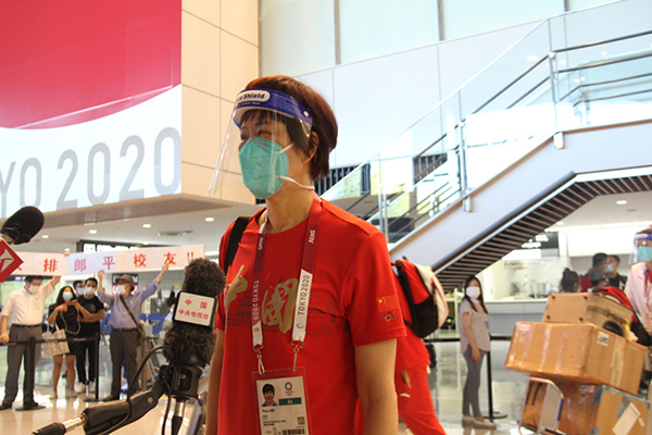 7月19日夜、成田国際空港に到着後、報道関係者から質問を受ける中国女子バレーの郎平監督（撮影・李沐航）。