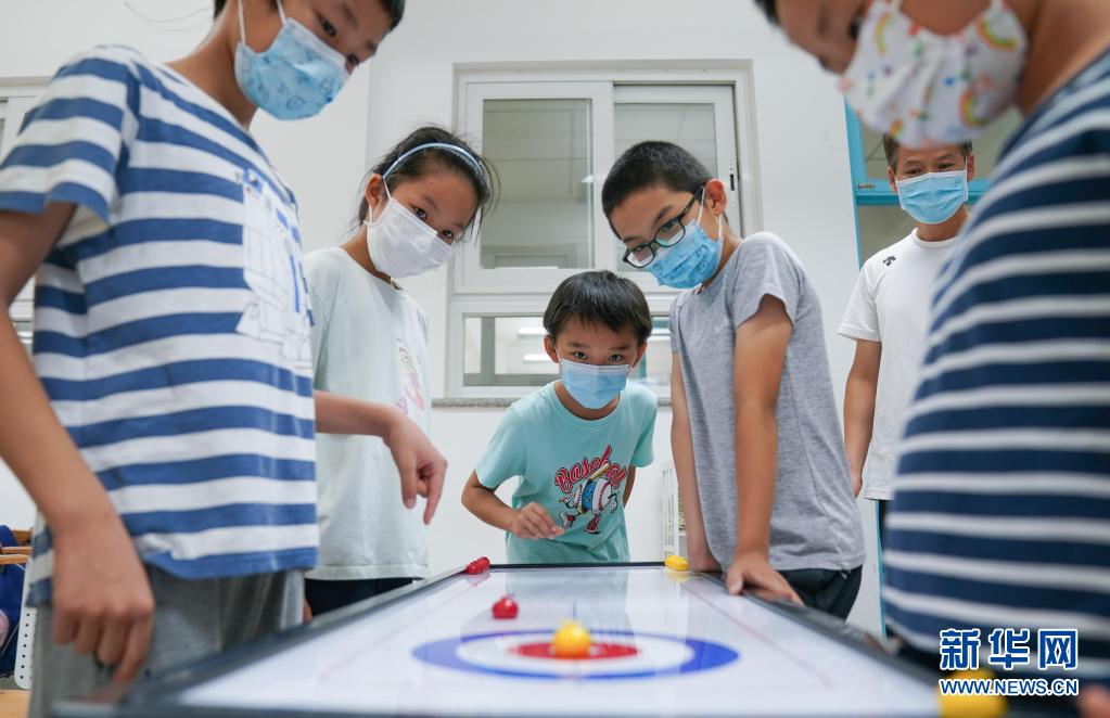 19日、北京小学広外キャンパスの室内でゲームを楽しむ子供たち（撮影・彭子洋）。