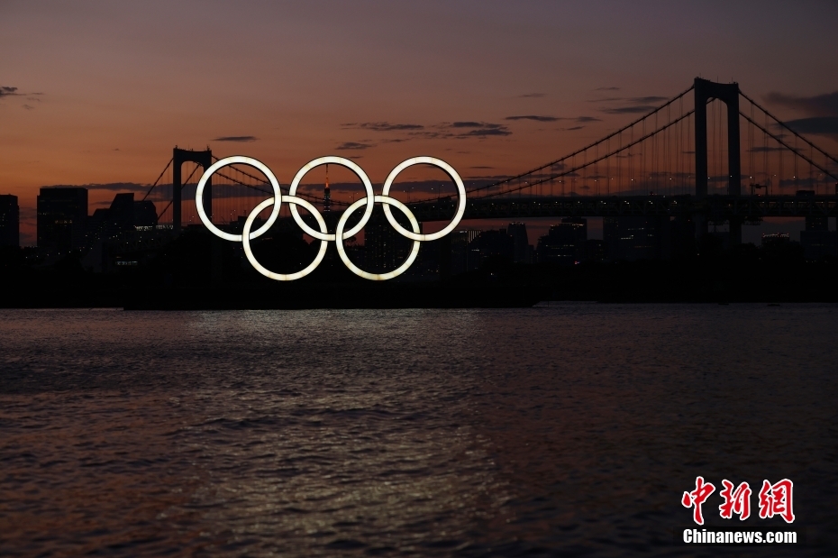 美しい日本東京湾の夕暮れに浮かび上がるオリンピックシンボル