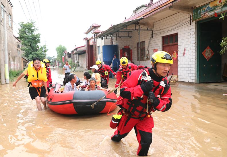 7月22日、被災者を安全な場所に一時避難させる山東省聊城市消防救援分隊（撮影・宋建洲）。