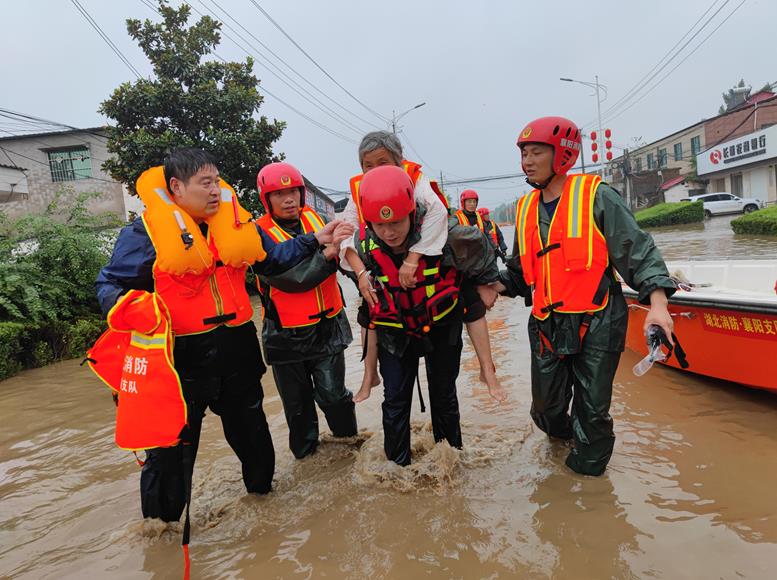 豪雨の中、奮闘する救援部隊の人々　河南省