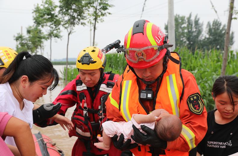 豪雨の中、奮闘する救援部隊の人々　河南省