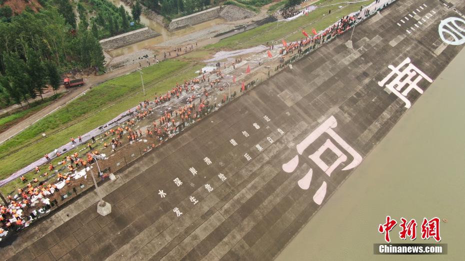 7月22日、上空から撮影した、河南省鄭州市新密五星ダムの補強作業を行う、武装警察河南総隊機動分隊特別戦闘大隊（撮影・王靖驍）。