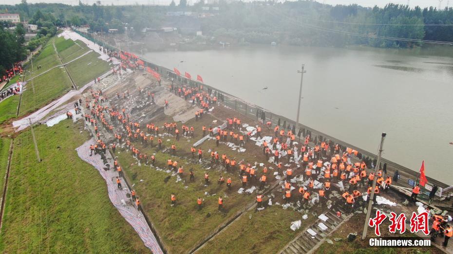 上空から撮影した新密五星ダムの緊急補強作業現場　河南省鄭州