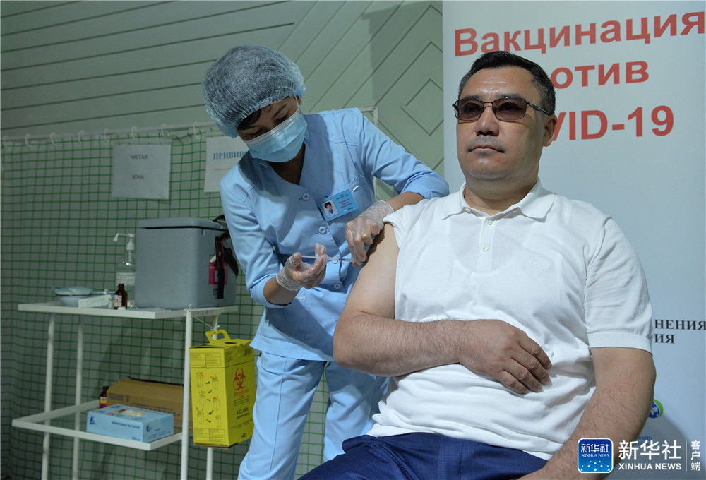 7月23日、首都ビシュケクで中国国薬集団（シノファーム）の新型コロナワクチンを接種したキルギス共和国のサディル・ジャパロフ大統領（写真提供・キルギス総統新聞局）。