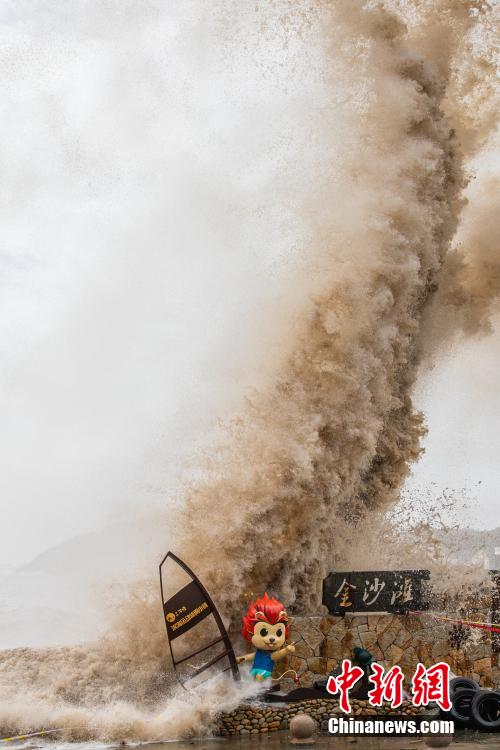 台風6号「インファ」が浙江省沿岸に接近　高さ30メートル近くの巨大な波