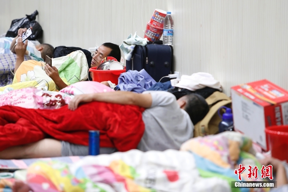 台風「インファ」の影響で市民の一部が体育館に一時避難　上海