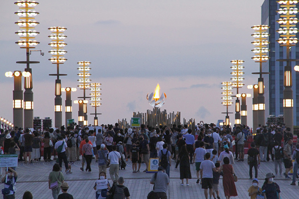 7月25日夜、東京の「夢の大橋」に設置された聖火台の火を見学する人々（撮影・李沐航）。