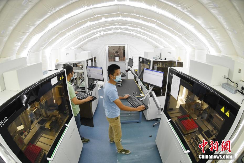 7月26日、江蘇省南京市にある南京国際博覧センターに急ピッチで建設が進められている南京「火眼」実験室で設備の点検を行うスタッフ（撮影・泱波）。