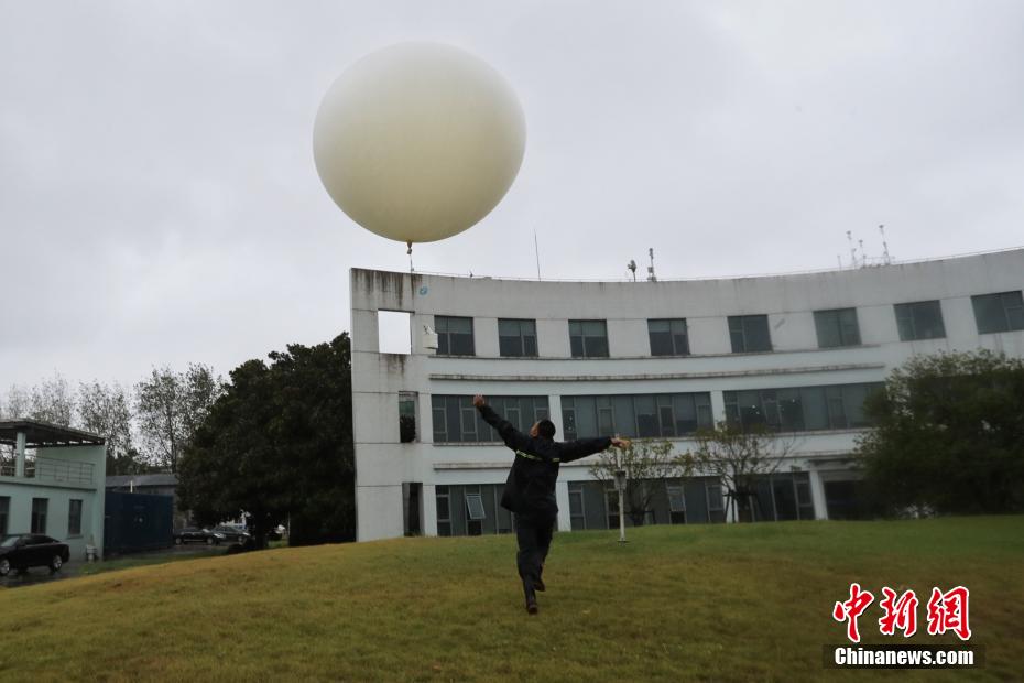 台風6号「インファ」観測のため、高高度気球を放球　上海市