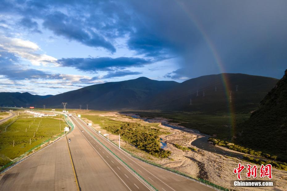 7月23日、拉林高等級道路の上空にかかった虹（撮影・江飛波）。