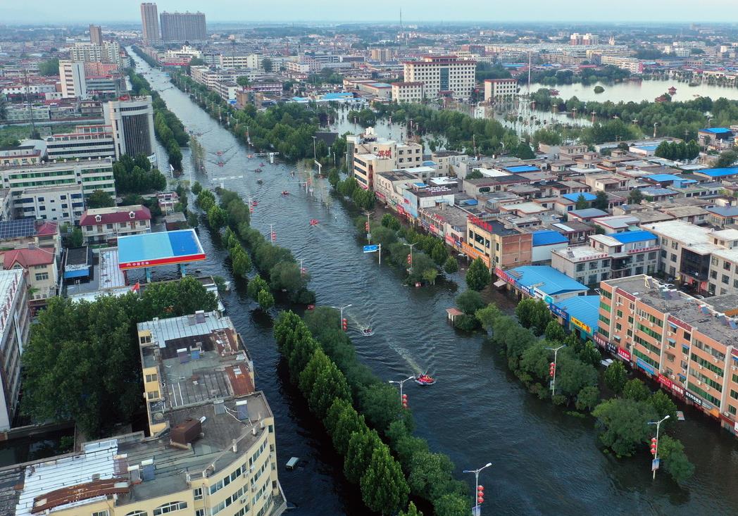 7月26日、冠水した河南省衛輝市市内を行き来する救援ボート（ドローンで撮影・李嘉南）。