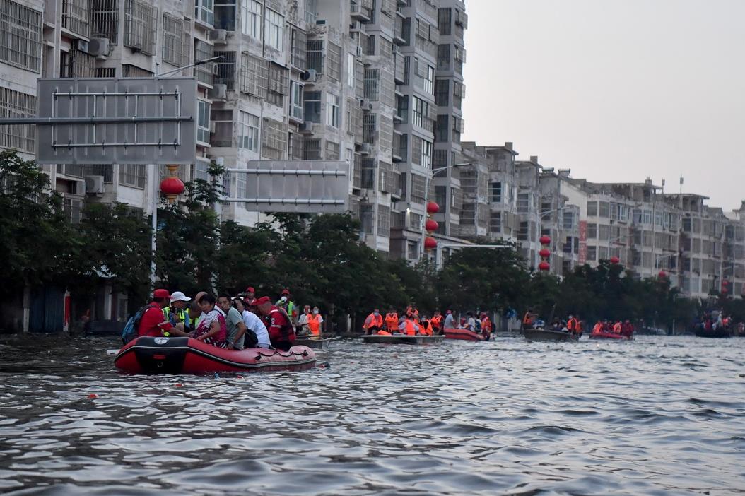 豪雨で冠水した河南省衛輝市で救援活動展開