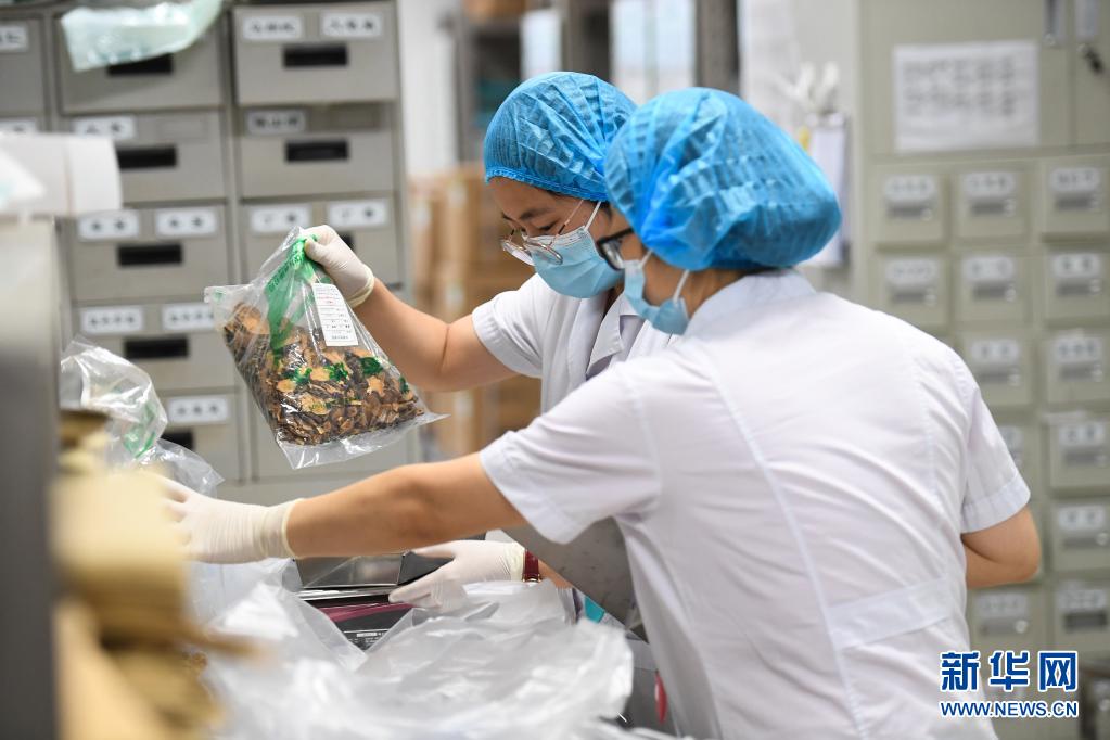 7月27日、南京市江寧中医病院で中医薬を調合する中医薬剤師（撮影・季春鵬）。