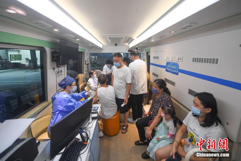 7月28日、浙江省杭州市で、移動ワクチン接種列車内で新型コロナウイルスワクチン接種を受ける乗客たち（撮影・王剛）。