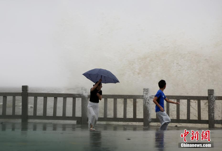 台風6号「インファ」の影響で打ち寄せる高波　江蘇省連雲港