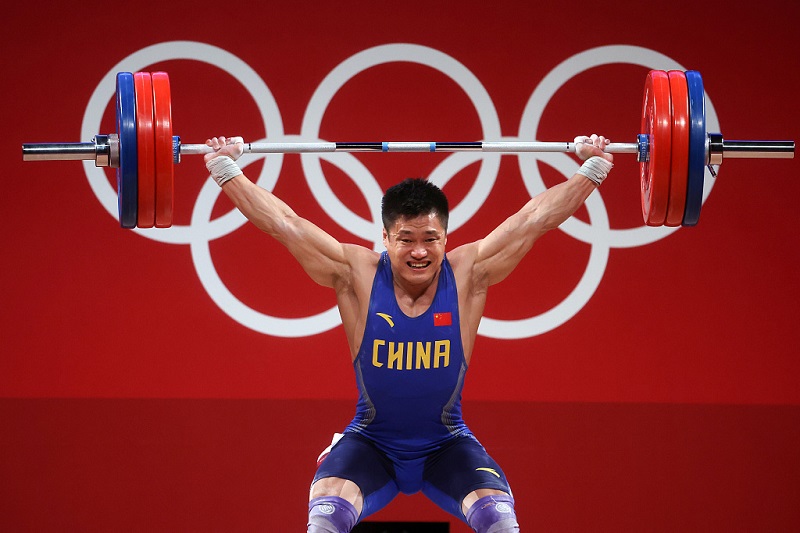 東京五輪重量挙げ男子81キロ級で中国の呂小軍選手が金メダル