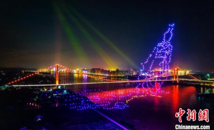長江大橋、「ライトアップショー」で建設作業員に敬意　湖北省宜昌