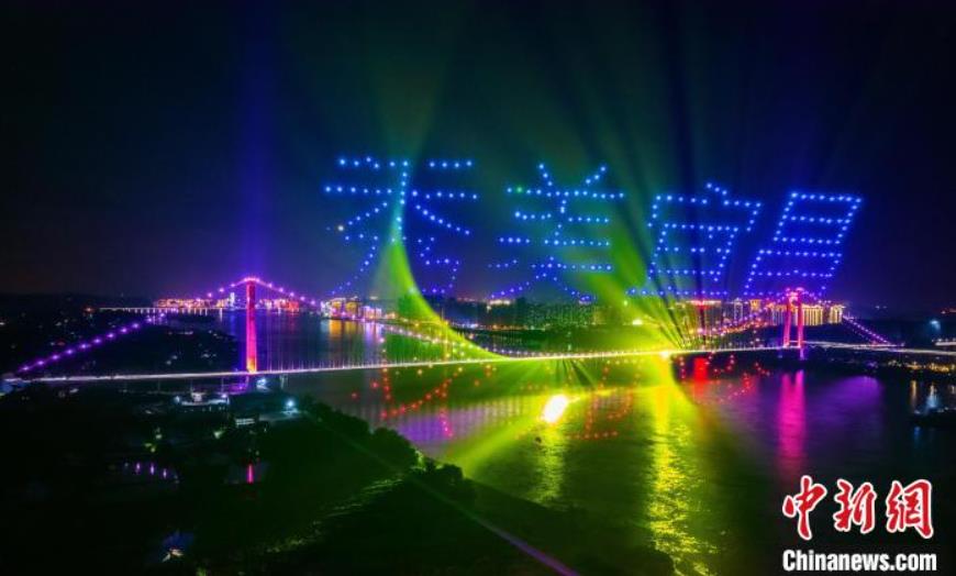 長江大橋、「ライトアップショー」で建設作業員に敬意　湖北省宜昌