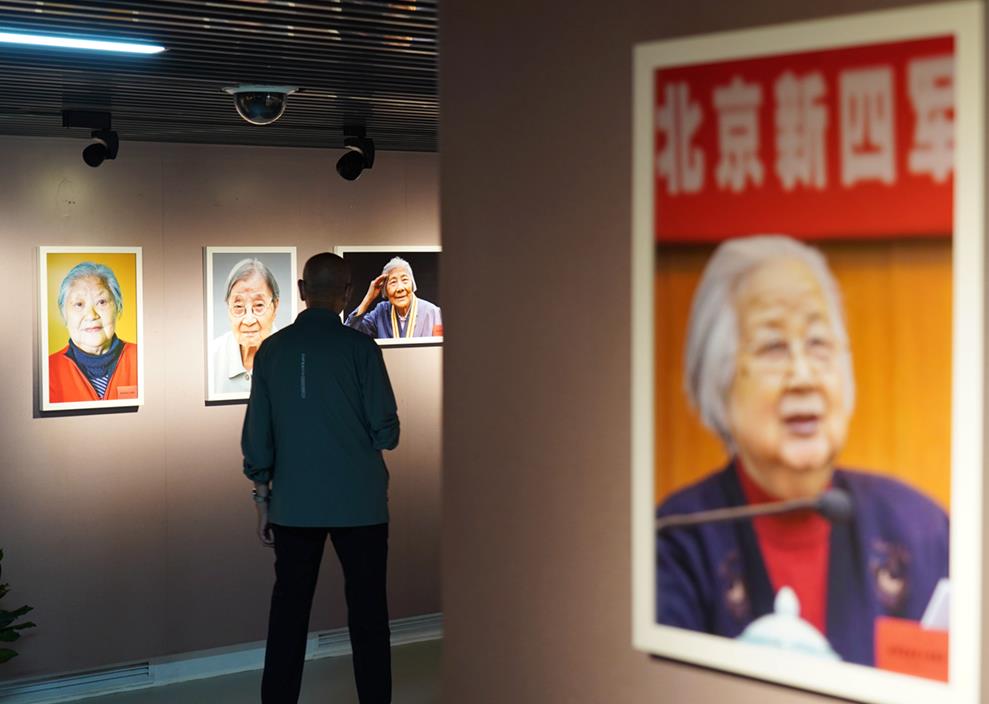 8月1日、抗日戦争老兵の肖像作品を見学する来館者（撮影・張晨霖）。