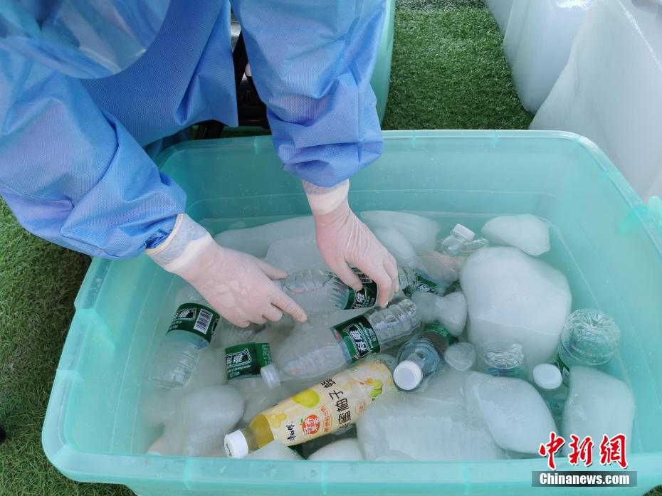 氷でクールダウン！PCR検査会場の医療スタッフの暑さ対策　河南省鄭州