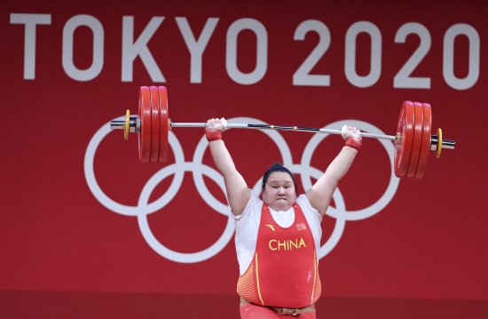 2日、競技中の李雯雯選手。東京五輪ウエイトリフティング女子87キロ超級の試合で、中国の李雯雯選手は金メダルを獲得した。（撮影・楊磊）