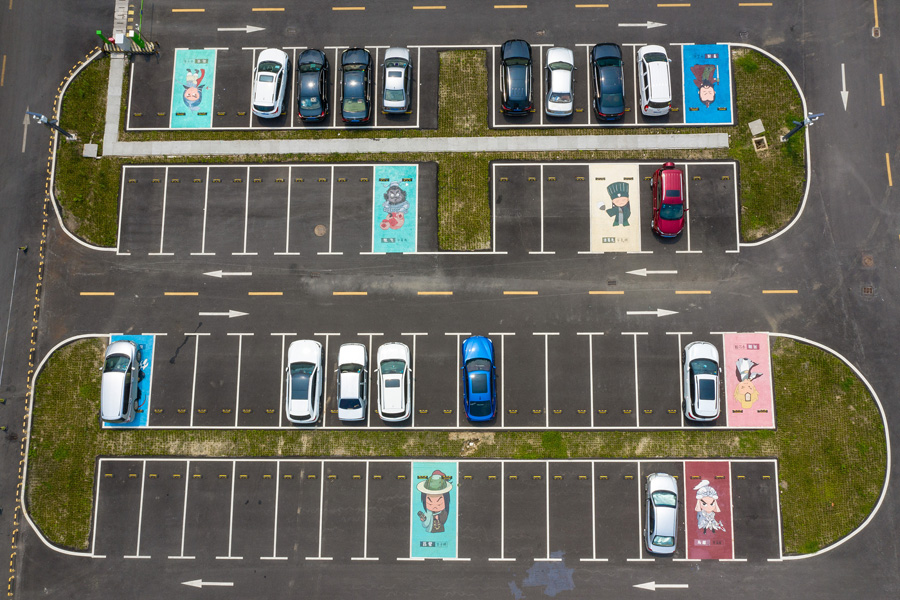 8月3日、湖北省襄陽市の大慶西路に建設された駐車場の駐車スペースに描かれた三国志の登場人物のイラスト（写真著作権はCFP視覚中国が所有のため転載禁止）。