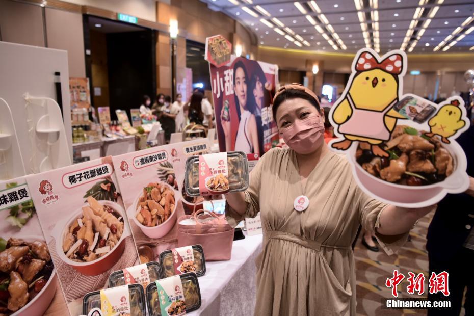 1香港ドルで鶏煮込みが買える優待券を発行して来場者の注目を集める出展企業（撮影・李志華）。