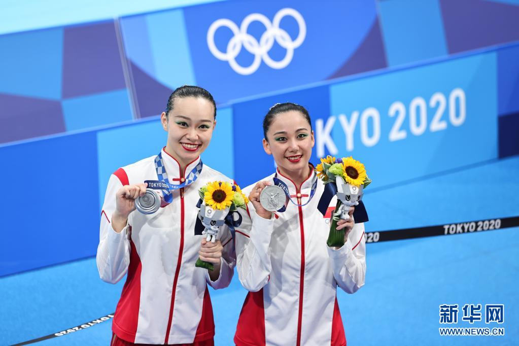 8月4日、表彰式で銀メダルを手に持つ中国の黄雪辰選手と孫文雁選手（撮影・王婧嬙）。