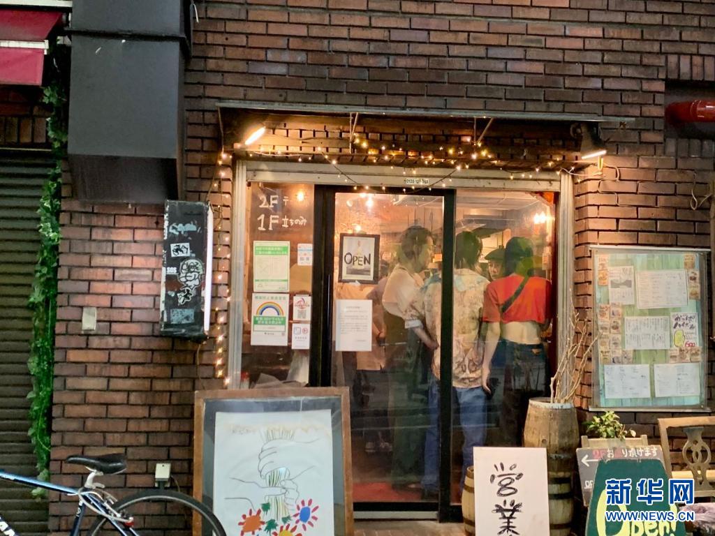 緊急事態宣言下の日本・東京渋谷で、政府の要請に応じず営業を続ける居酒屋（7月25日に撮影・劉春燕）。