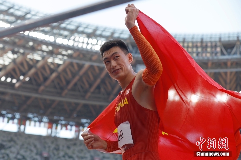 中国国旗を両手に持つ朱亜明選手（撮影・富田）。