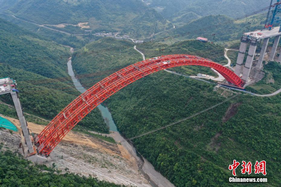8月6日、上空から撮影した建設中の仁遵高速大発渠特大橋（ドローンによる撮影・瞿宏倫）。