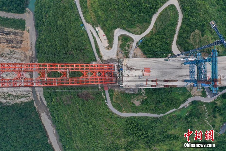 上空から撮影した建設中の仁遵高速大発渠特大橋　貴州省
