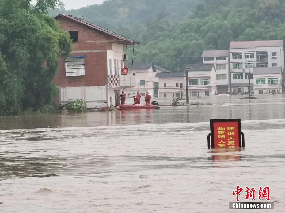 四川省達州で豪雨　救助隊員が被災者を緊急避難