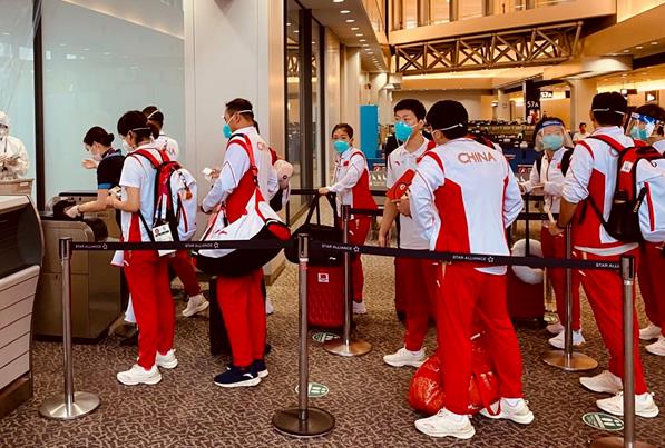 8月8日午後、東京五輪の旅を終えて凱旋帰国した中国卓球チーム（画像提供・成田国際空港職員）。