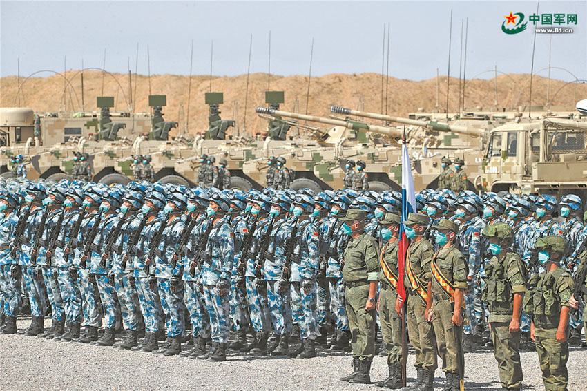「西部・連合2021」演習開幕式で整然と並ぶ中露両軍将兵。
