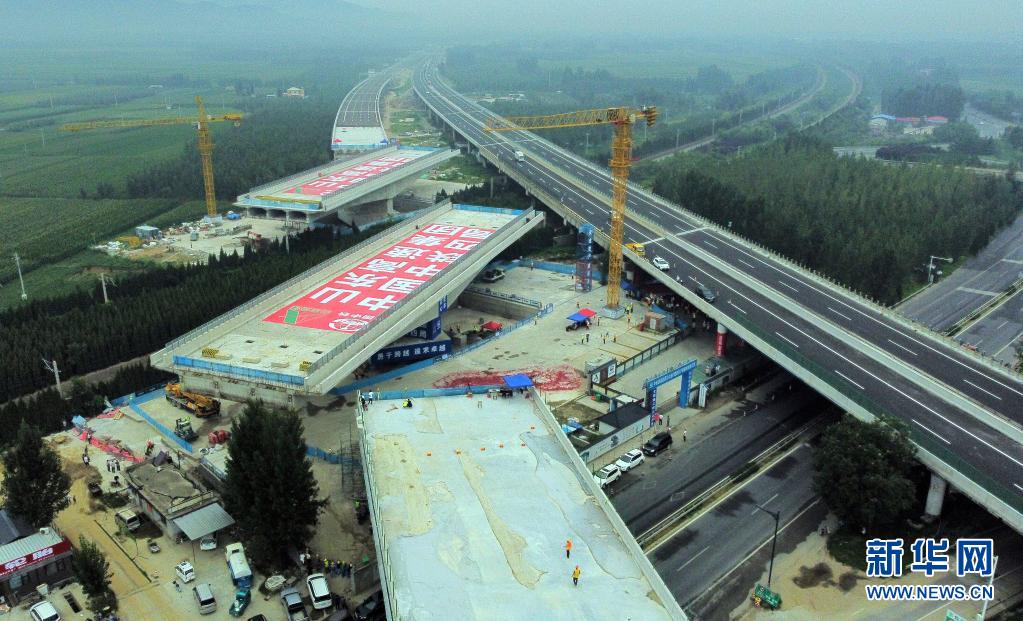 8月9日、京滬高速鉄道のT桁橋梁2基回転架設作業がスタート（ドローンによる撮影・范長国）。
