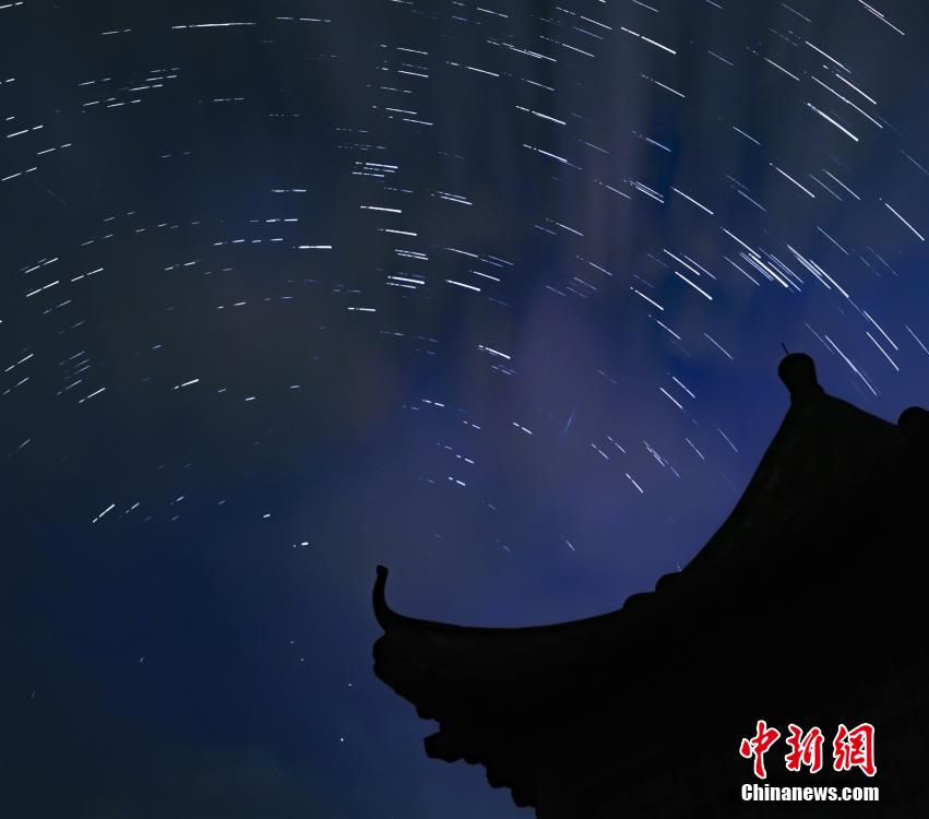 「セント・ローレンスの涙」と呼ばれるペルセウス座流星群（撮影・趙春亮）。