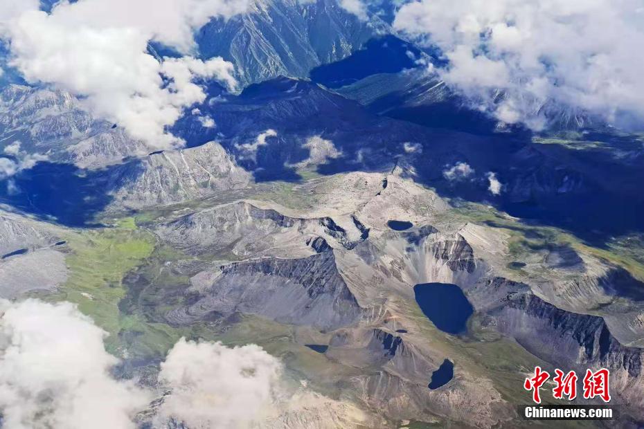 航空機で上空から俯瞰　雄壮で美しいチベットを体験