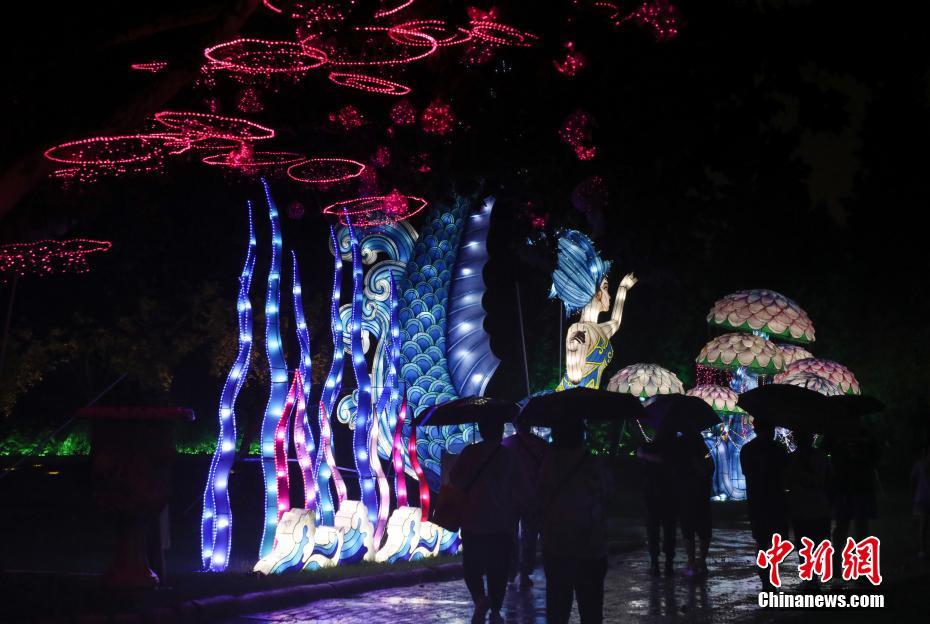 世界公園でファンタジックなライトショー「五洲奇妙夜」　北京