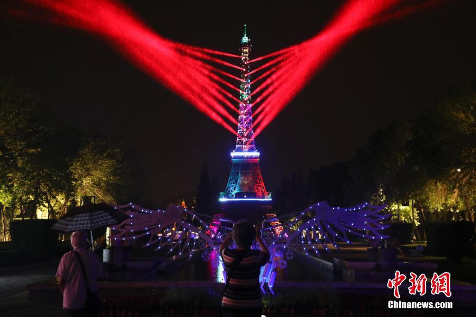 世界公園でファンタジックなライトショー「五洲奇妙夜」　北京