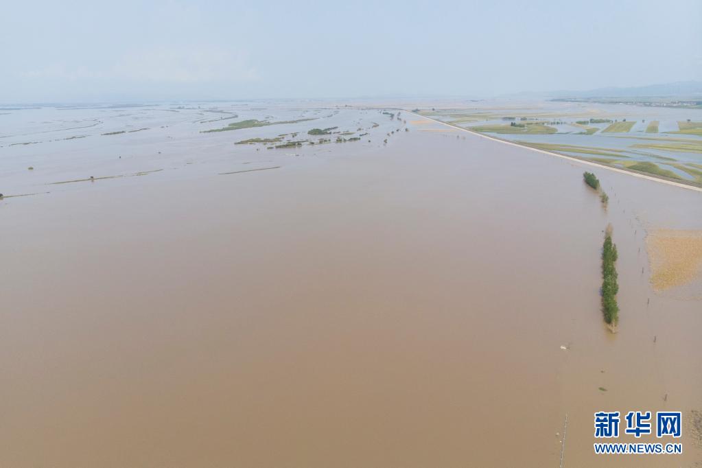 8月17日、黒竜江省同江市三村鎮三村付近の一部冠水した道路（ドローンで撮影・張涛）。