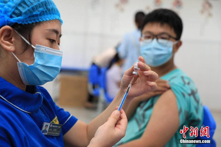 12-17歳対象の新型コロナワクチン接種会場を訪れて　河南省鄭州