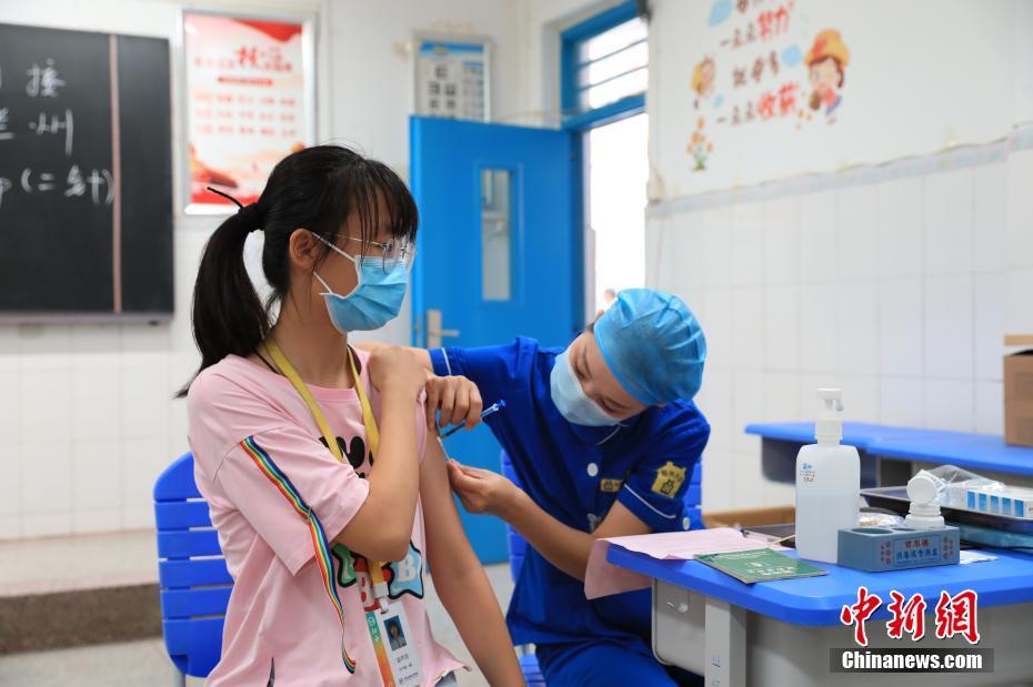 12-17歳対象の新型コロナワクチン接種会場を訪れて　河南省鄭州